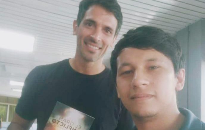 Libro misionero entregado a Roque Santa Cruz actual delantero del Club Libertad y goleador de la Selección Paraguaya